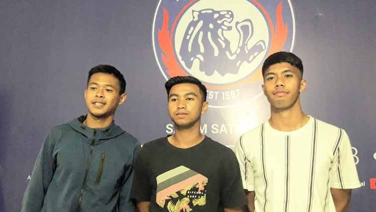 Tiga pemain muda yang baru saja dikontrak Arema FC, yaitu Wiga Brillian Syahputra, Ricga Tri Febyan dan Sandy Febian. Copyright: © Ian Setiawan