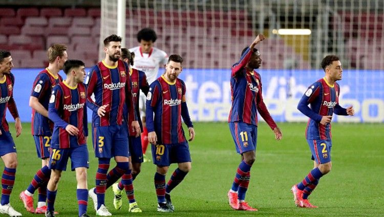 Barcelona dan AC Milan diam-diam ternyata bersaing untuk menjadi klub yang paling ‘dimanjakan’ oleh wasit dalam semusim sepanjang abad ke-21 ini. Copyright: © (Photo by David S. Bustamante/Soccrates/Getty Images)