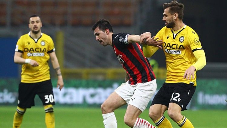 Fernando Llorente (Udinese) saat hadapi AC Milan di Liga Italia. Copyright: © (Photo by Marco Luzzani/Getty Images)