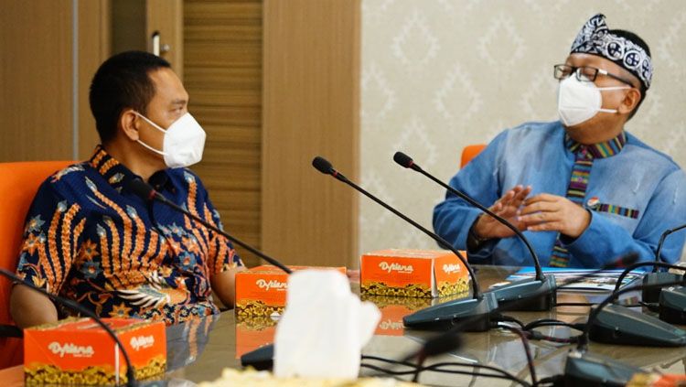Kepala Dinas Kepemudaan Olahraga dan Pariwisata Jawa Tengah, Sinoeng N. Rachmadi saat melakukan perbincangan dengan CEO PSIS, Yoyok Sukawi. Copyright: © Alvin Syaptia