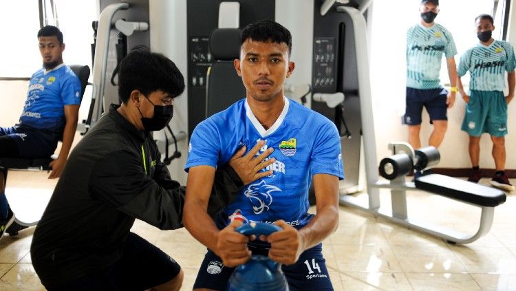 Pelatih Persib Bandung, Robert Rene Alberts, merasa senang dengan fasilitas kebugaran yang disediakan oleh manajemen di Mes Persib. Copyright: © Media Officer Persib