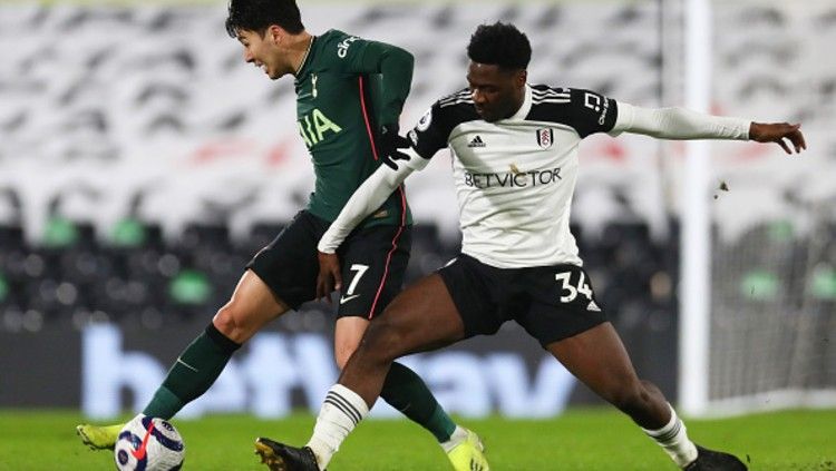 Tottenham Hotspur menang tipis karena gol bunuh diri di laga lawan Fulham. Copyright: © (Photo by Clive Rose/Getty Images)