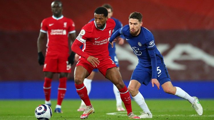 Georginio Wijnaldum (kiri) mendapatkan pressing ketat dari Jorginho (biru). Copyright: © (Photo by Chelsea Football Club/Getty Images)