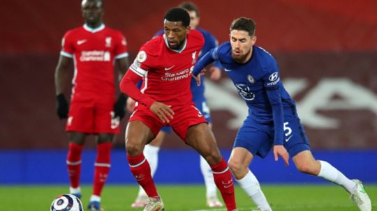 Georginio Wijnaldum (Liverpool) mendapatkan pressing ketat Jorginho (Chelsea). Copyright: © (Photo by Chelsea Football Club/Getty Images)