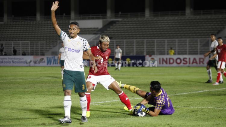 Pertandingan Timnas Indonesia U-23 vs Tira-Persikabo, Jumat (05/03/21). Copyright: © Herry Ibrahim/INDOSPORT