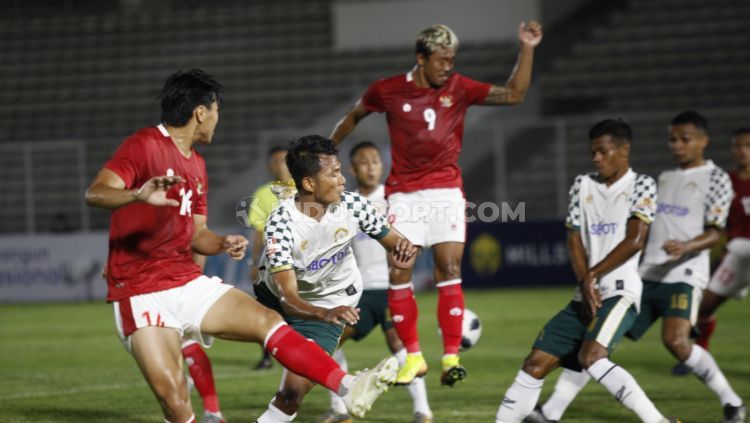 Pertandingan Timnas Indonesia U-23 vs Tira-Persikabo, Jumat (05/03/21). Copyright: © Herry Ibrahim/INDOSPORT
