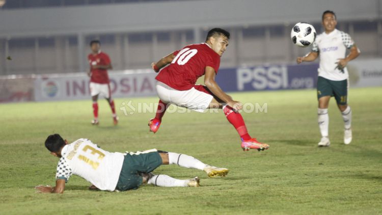 M. Rafli tengajh berebut bola dengan pemain Tira Persikabo. Copyright: © Herry Ibrahim/INDOSPORT