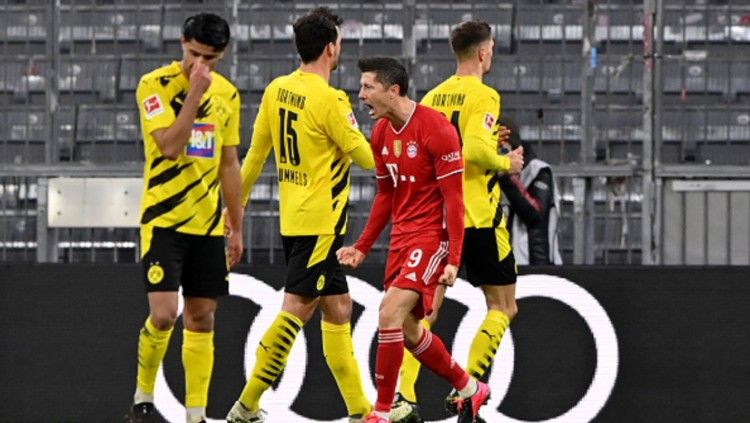 Robert Lewandowski selebrasi usai cetak gol lawan Borussia Dortmund. Copyright: © (Photo by Sebastian Widmann/Getty Images)