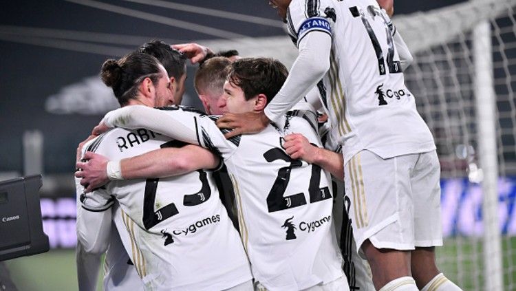 Skuat Juventus merayakan gol ketiga yang dicetak Alvaro Morata saat melawan Lazio. Copyright: © (Photo by Stefano Guidi/Getty Images)