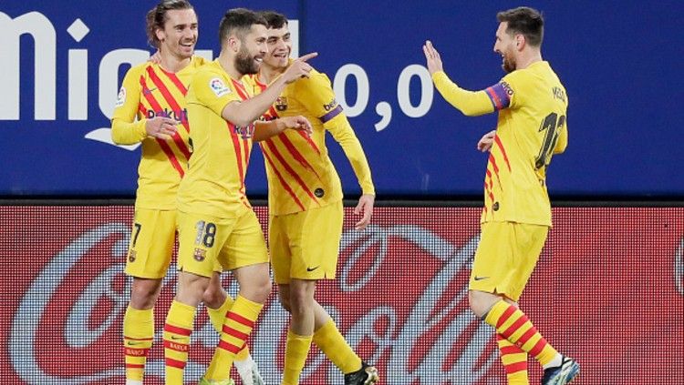 Barcelona merayakan gol yang dicetak Jordi Alba di laga melawan Osasuna. Copyright: © (Photo by David S. Bustamante/Soccrates/Getty Images)