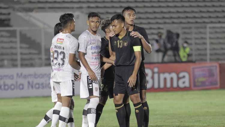 Pertandingan uji coba timnas Indonesia U-23 vs Bali United di Stadion Madya Senayan, Minggu (7/3/21). Copyright: © PSSI Pers