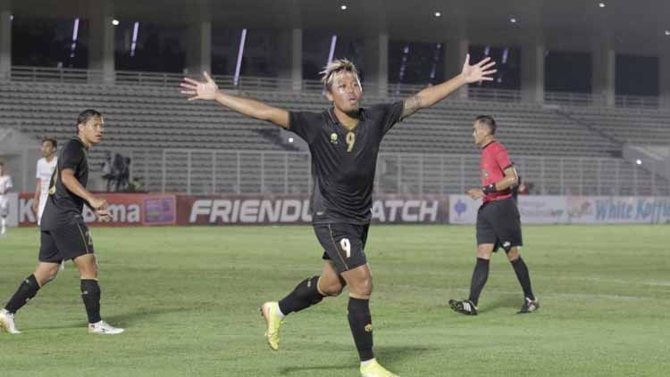 Selebrasi striker timnas Indonesia U-23, Kushedya H Yudo, saat berhasil mencetak gol ke gawang Bali United di Stadion Madya Senayan, Minggu (7/3/21) malam WIB. Copyright: © PSSI Pers