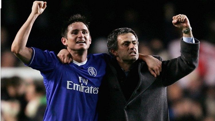 Bintang Chelsea, Frank Lampard, dan pelatih Jose Mourinho bersuka cita usai mengalahkan Barcelona dalam pertandingan Liga Champions, 8 Maret 2005. Copyright: © Chelsea FC