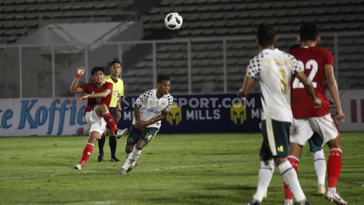 Proses tendangan ke gawang Persikabo yang dilesatkan Kadek Agung dan menghasilkan gol bagi Timnas U-23. Copyright: © Herry Ibrahim/INDOSPORT