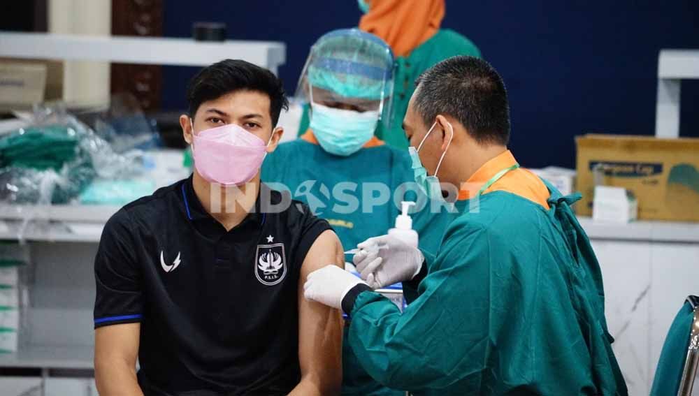 Alfeandra Dewangga saat menjalani vaksinasi tahap kedua di Kantor Gubernur Jawa Tengah. Copyright: © Alvin Syaptia Pratama/INDOSPORT