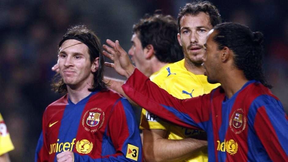 Dua bintang Barcelona, Lionel Messi dan Ronaldinho, dalam pertandingan LaLiga Spanyol.. Copyright: © Twitter FC Barcelona FL