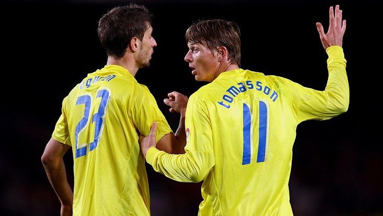 Striker Villarreal, Jon Dahl Tomasson, menjadi pagar betis dalam pertandingan LaLiga Spanyol kontra Barcelona, 9 Maret 2008. Copyright: © AFP