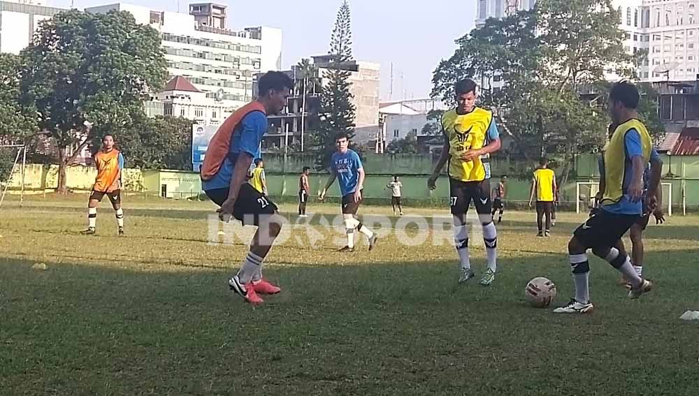 Calon pemain PSMS Medan menjalani latihan rutin di Stadion Mini Kebun Bunga, Medan, Senin (08/03/21) sore. Copyright: © Aldi Aulia Anwar/INDOSPORT