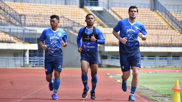 Nick Kuipers (kanan) saat berlatih bersama pemain Persib lainnya di Stadion GBLA, Kota Bandung, Senin (9/3/21). Copyright: © Media Persib