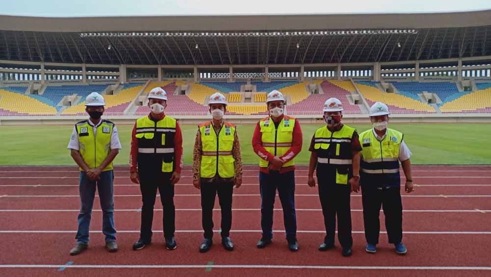 LIB didampingi oleh Walikota Solo, Gibran Rakabuming Raka meninjau kesiapan Stadion Manahan Solo sebagai salah satu tuan rumah Piala Menpora 2021. Copyright: © PT LIB