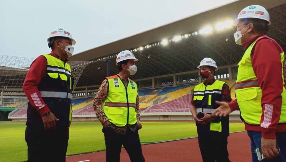 LIB didampingi oleh Walikota Solo, Gibran Rakabuming Raka meninjau kesiapan Stadion Manahan Solo sebagai salah satu tuan rumah Piala Menpora 2021. Copyright: © PT LIB