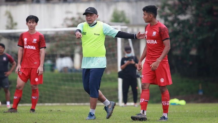 Pelatih Rahmad Darmawan, memimpin latihan Madura United menjelang Piala Menpora 2021 beberapa waktu lalu. Copyright: © Media Madura United