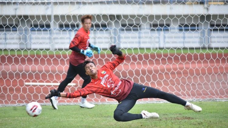 Penjaga gawang Persib Bandung, Teja Paku Alam, mengaku bisa menjalankan program latihan yang diberikan tim pelatih. Copyright: © Media Officer Persib