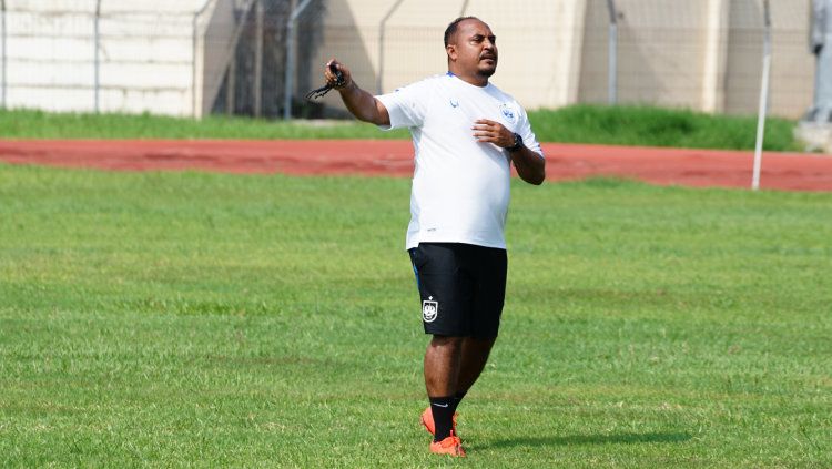 Hari Nur Yulianto nyaris membawa Malut United menang dalam uji coba pramusim di Stadion Kebo Giro, Boyolali, Sabtu (5/8/23). Nusantara United menyamakan kedudukan jadi 2-2 pada penghujung laga. Copyright: © Media PSIS