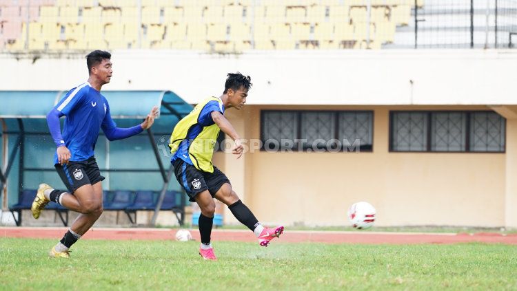 Pratama Arhan (kanan) saat melesakkan bola yang berbuah gol pada laga uji coba internal PSIS. Copyright: © Alvin Syaptia/INDOSPORT