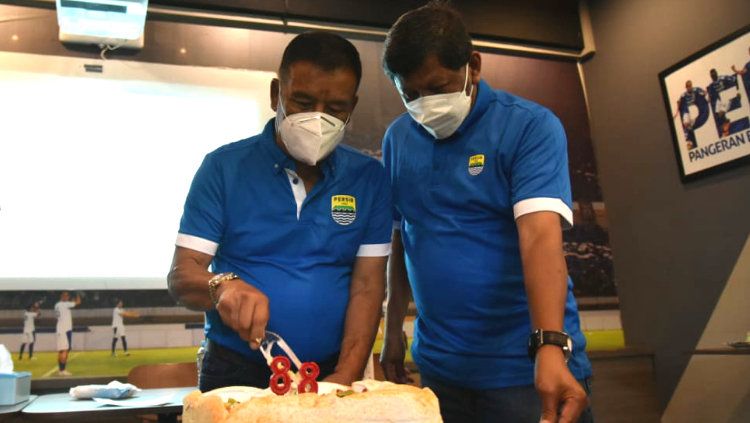 Komisaris PT PBB, Umuh Muchtar (kiri) dan Kuswara S Taryono (kanan) saat memotong kue ulang tahun Persib ke-88 di Graha Persib, Jalan Sulanjana, Kota Bandung, Minggu (14/03/21). Copyright: © Media Officer Persib