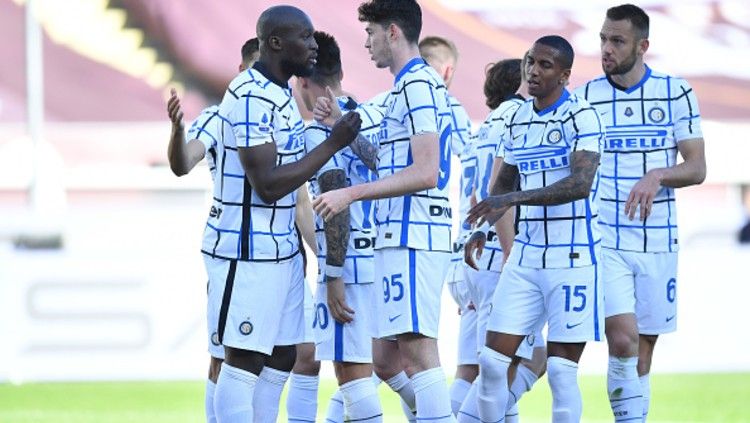 Romelu Lukaku merayakan gol bersama pemain Inter Milan lainnya di laga melawan Torino. Copyright: © (Photo by Valerio Pennicino/Getty Images)