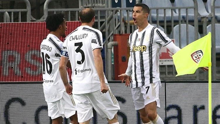 Cristiano Ronaldo berselebrasi usai mencetak gol untuk Juventus di laga melawan Cagliari. Copyright: © (Photo by Enrico Locci/Getty Images)
