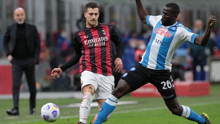 Diogo Dalot mendapatkan perlawanan ketat dari Kalidou Koulibaly saat Milan melawan Napoli. Copyright: © (Photo by Emilio Andreoli/Getty Images)