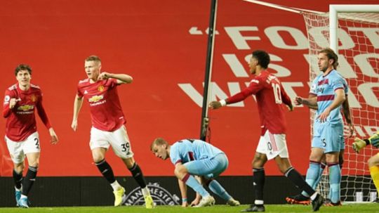 Scott McTominay merayakan gol Manchester United bersama Victor Lindelof dan Marcus Rashford. Copyright: © (Photo by Dave Thompson - Pool/Getty Images)