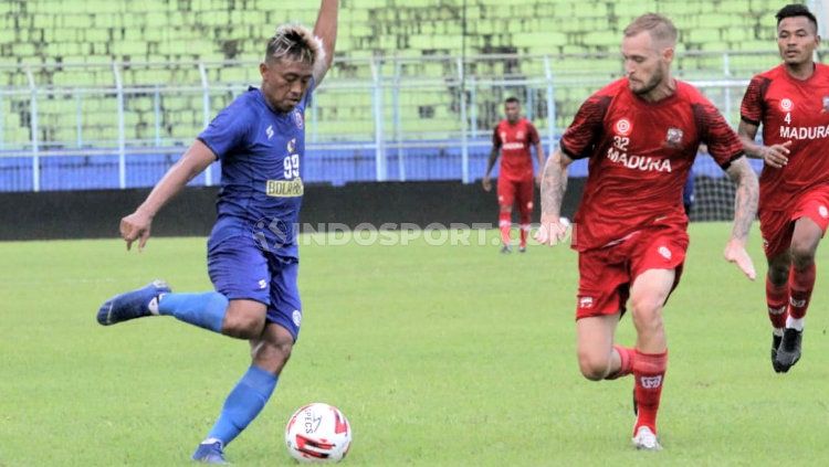 Latih tanding Arema FC melawan Madura United di Stadion Kanjuruhan, Senin (15/3/2021). Copyright: © Ian Setiawan/INDODPORT