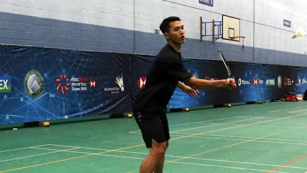 Jonatan Christie sedang menjalani  latihan di Birmingham Arena sebelum tampil di All England 2021. Copyright: © PBSI