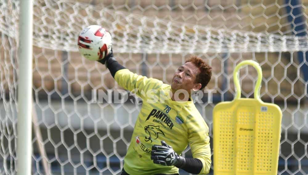 Kiper Persib Bandung, I Made Wirawan, semakin termotivasi setelah kalah di leg pertama final Piala Menpora kontra Persija. Copyright: © Arif Rahman/Indosport