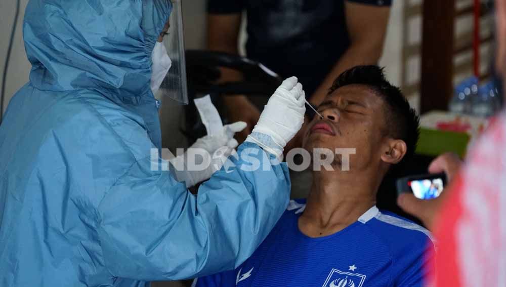 Pemain PSIS Semarang, Fredyan Wahyu saat menjalani tes antigen sebelum pelaksanaan Piala Menpora. Copyright: © Alvin Syaptia Pratama/INDOSPORT