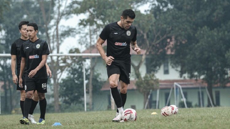 Bek PSS Sleman, Fabiano Beltrame dikaitkan dengan Bali United untuk transfer window Liga 1. Copyright: © Media Officer PSS