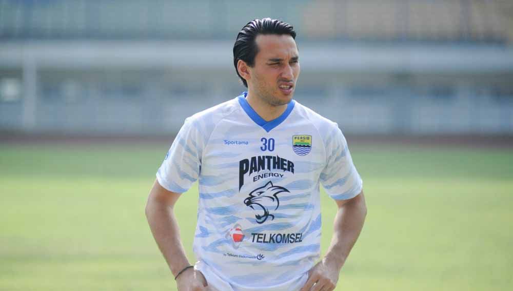 Ezra Walian saat berlatih dengan Persib di Stadion GBLA, Kota Bandung, Kamis (18/03/21). Copyright: © Media Officer Persib