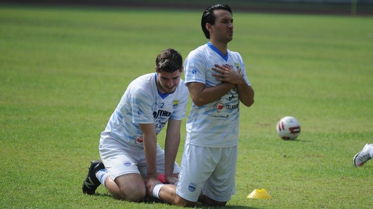 Ezra Walian dan Nick Kuipers saat berlatih bersama Persib di Stadion GBLA. Copyright: © Media Officer Persib