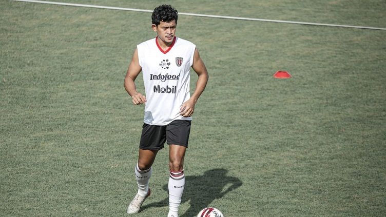 Pemain baru Bali United FC, Rizky Pellu, menjalani latihan perdana, Kamis (18/03/2021) Copyright: © Media Officer Bali United FC