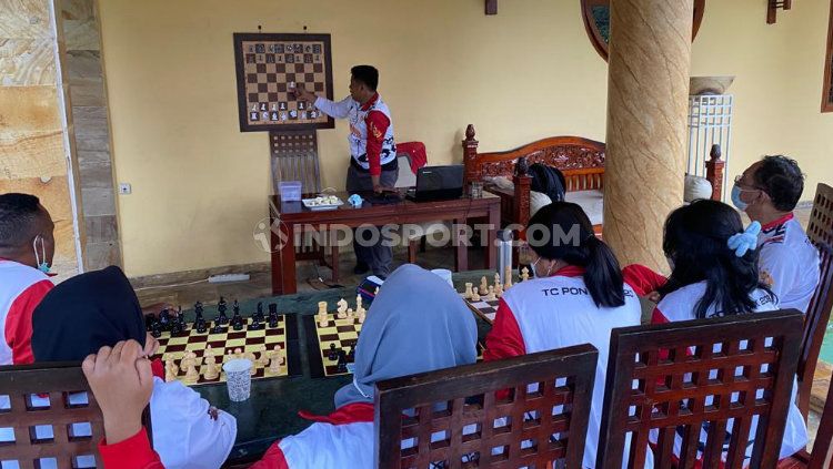 Pecatur Papua saat menyimak arahan pelatih. Copyright: © Sudjarwo/INDOSPORT