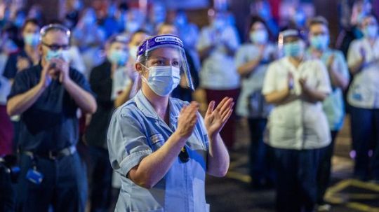 NHS menghadapi masalah setelah pekerjanya tak diberi gaji sesuai selama pandemi corona. Copyright: © Daily Mirror