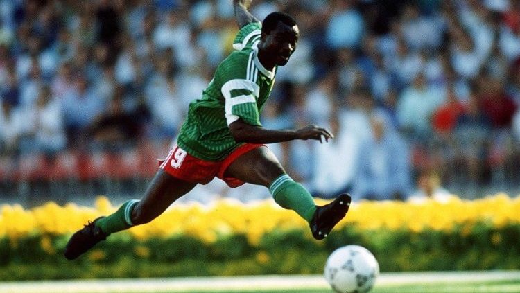 Striker legendaris timnas Kamerun, Roger Milla menjadi salah satu pemain Liga Indonesia yang pernah unjuk gigi di Piala Afrika. Copyright: © FIFA