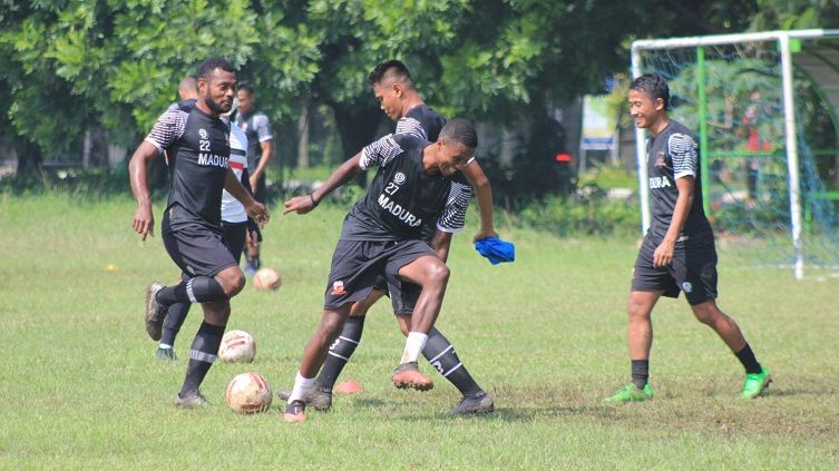 Pemain Madura United saat menjalankan program latihan di lapangan Batununggal, Kota Bandung, Sabtu (20/03/2021). Copyright: © Arif Rahman/INDOSPORT