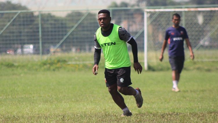 David Laly saat berlatih bersama Madura United di Lapangan Batununggal, Kota Bandung, Sabtu (20/03/2021). (Arif Rahman/INDOSPORT) Copyright: © Arif Rahman/INDOSPORT