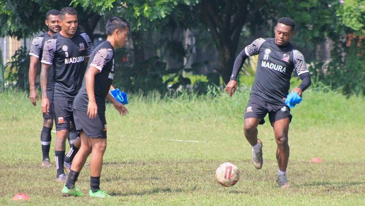David Laly saat berlatih bersama Madura United di Lapangan Batununggal, Kota Bandung, Sabtu (20/03/2021). Copyright: © Arif Rahman/INDOSPORT
