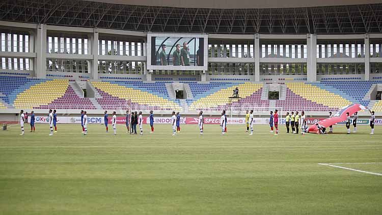 Prokes ketat laga pembuka Piala Menpora antara Arema FC vs Tira Persikabo di Stadion Manahan Solo, Minggu (21/03/21). Copyright: © Herry Ibrahim/Indosport