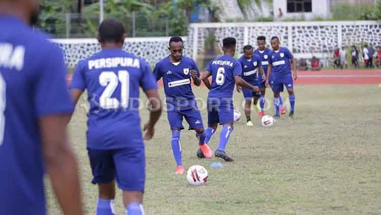 Skuat Persipura Jayapura saat latihan perdana. Copyright: © Sudjarwo/INDOSPORT